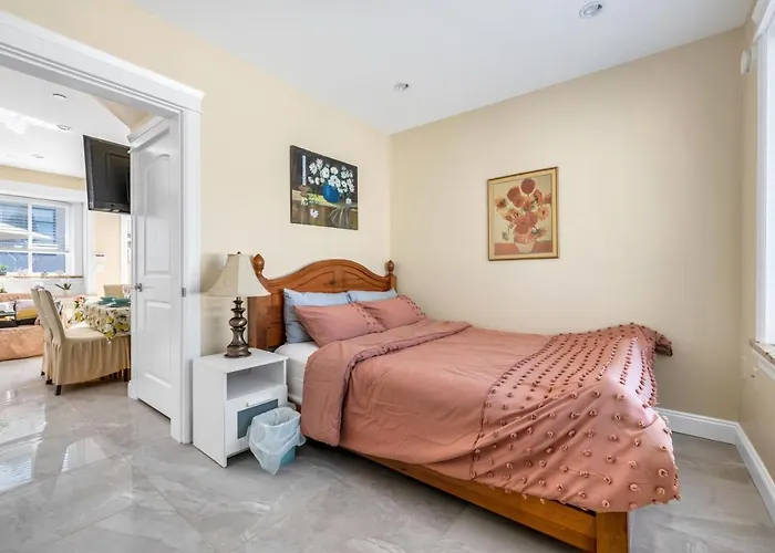 Three Bedrooms New Laneway House Near Public Transit