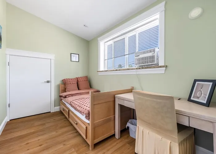 Three Bedrooms New Laneway House Near Public Transit
