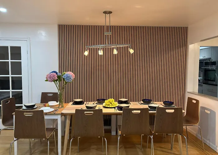 Oakridge Garden Retreat - Spacious -Free Parking - Near Skytrain& Yvr