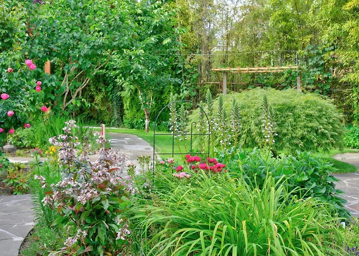 Tranquil Garden Level Retreat Near Ubc & Airport